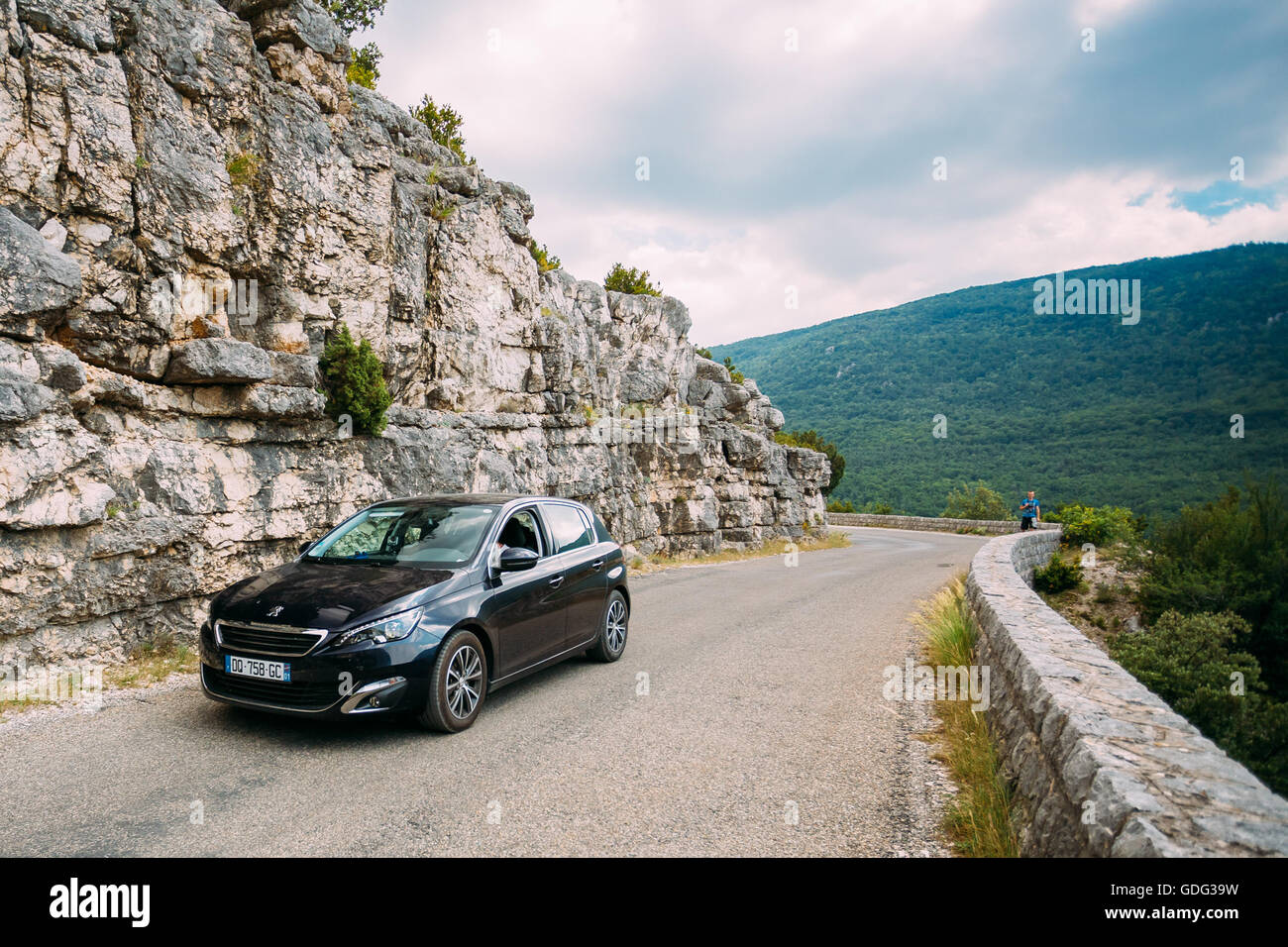 Verdon, France - le 29 juin 2015 : Noir Couleur Peugeot 308 5 portes voiture sur fond de montagne nature paysage. La Peuge Banque D'Images