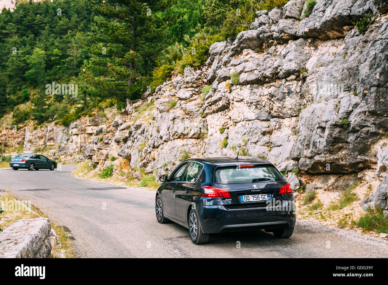 Verdon, France - le 29 juin 2015 : Noir Couleur Peugeot 308 5 portes voiture sur fond de montagne nature paysage. La Peuge Banque D'Images