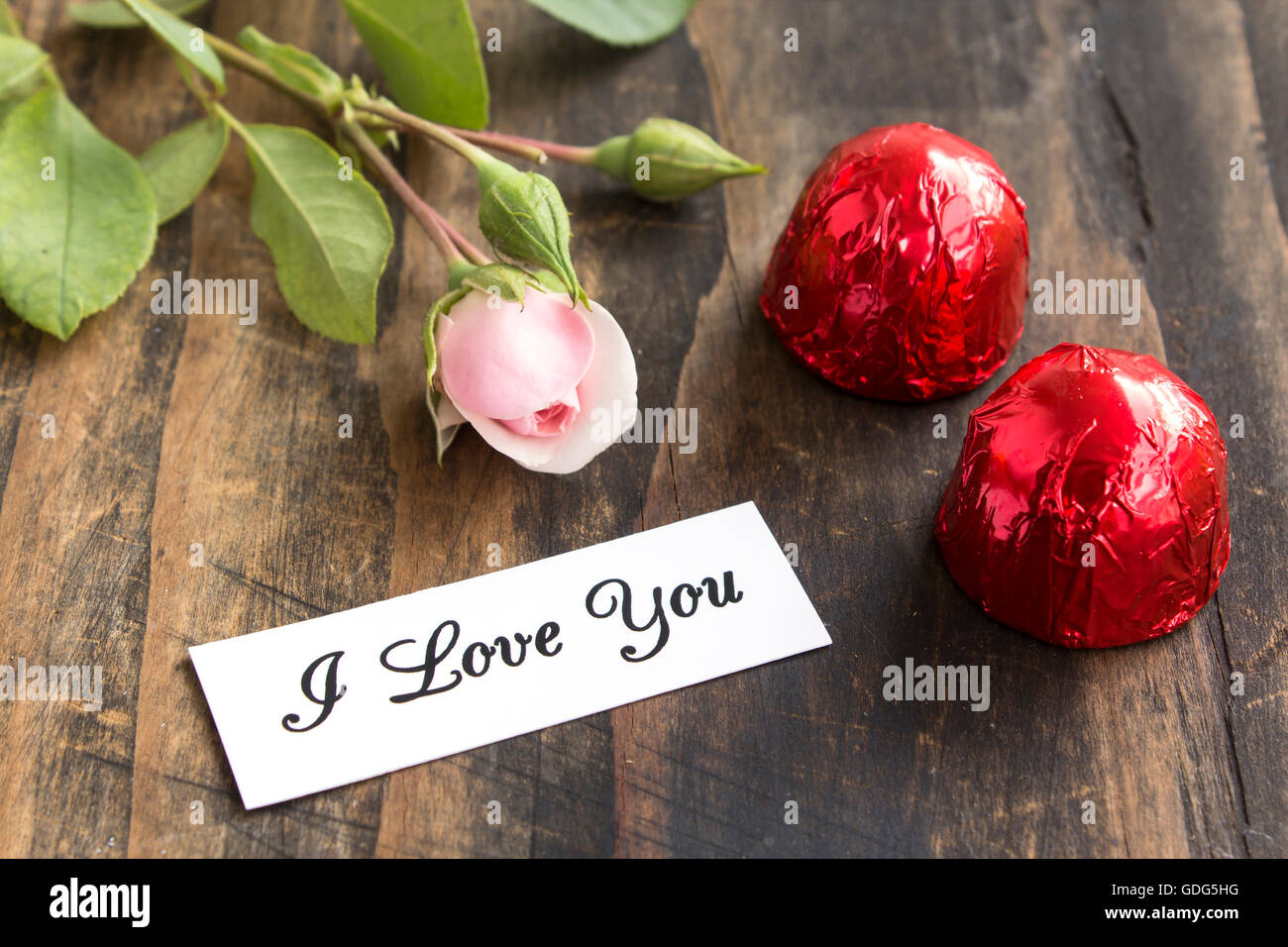 Je t'aime carte avec deux Pralines et Rose. Banque D'Images