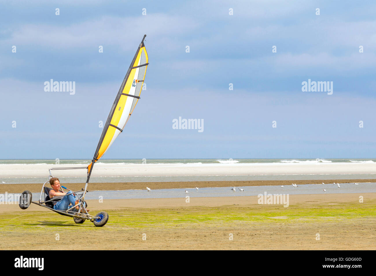 Blokarting sur la large plage de Schiermonnikoog, une île de l'ouest de la mer des Wadden, Frise, Pays-Bas. Banque D'Images