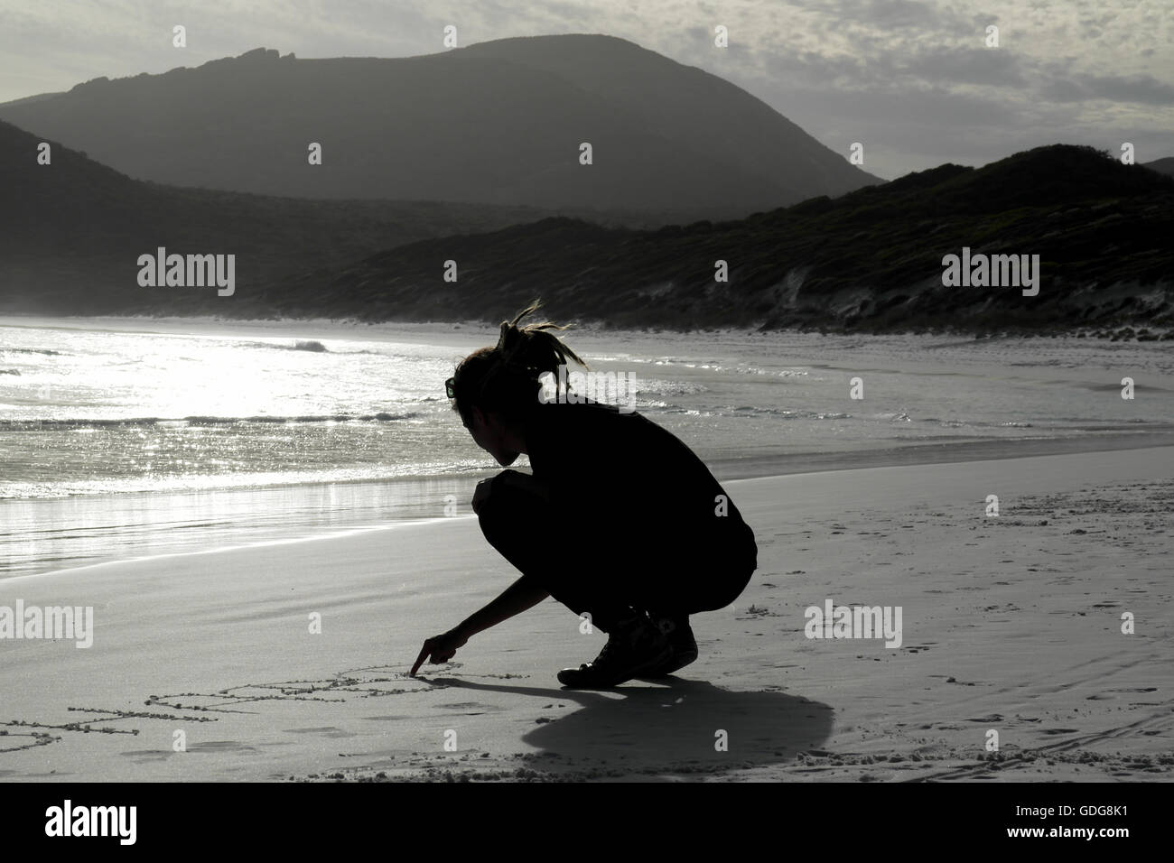 Une fille d'écrire des lettres dans le sable sur Lucky Bay près de l'Esperance - Ouest de l'Australie Banque D'Images