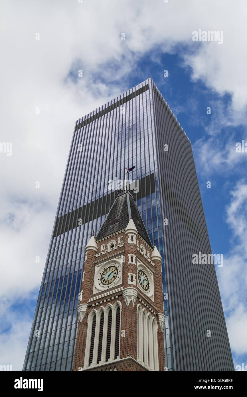 Tour de l'horloge/de ville dans le quartier des affaires de Perth avec skyscraper - Perth - Australie - Australie Occidentale Banque D'Images