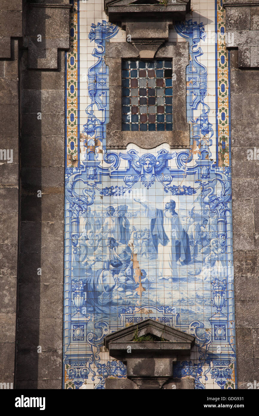 Tuiles Azulejo avec thème religieux sur la façade de l'église de Saint Ildefonse (Igreja de Santo Ildefonso) à Porto, Porto, Portugal Banque D'Images