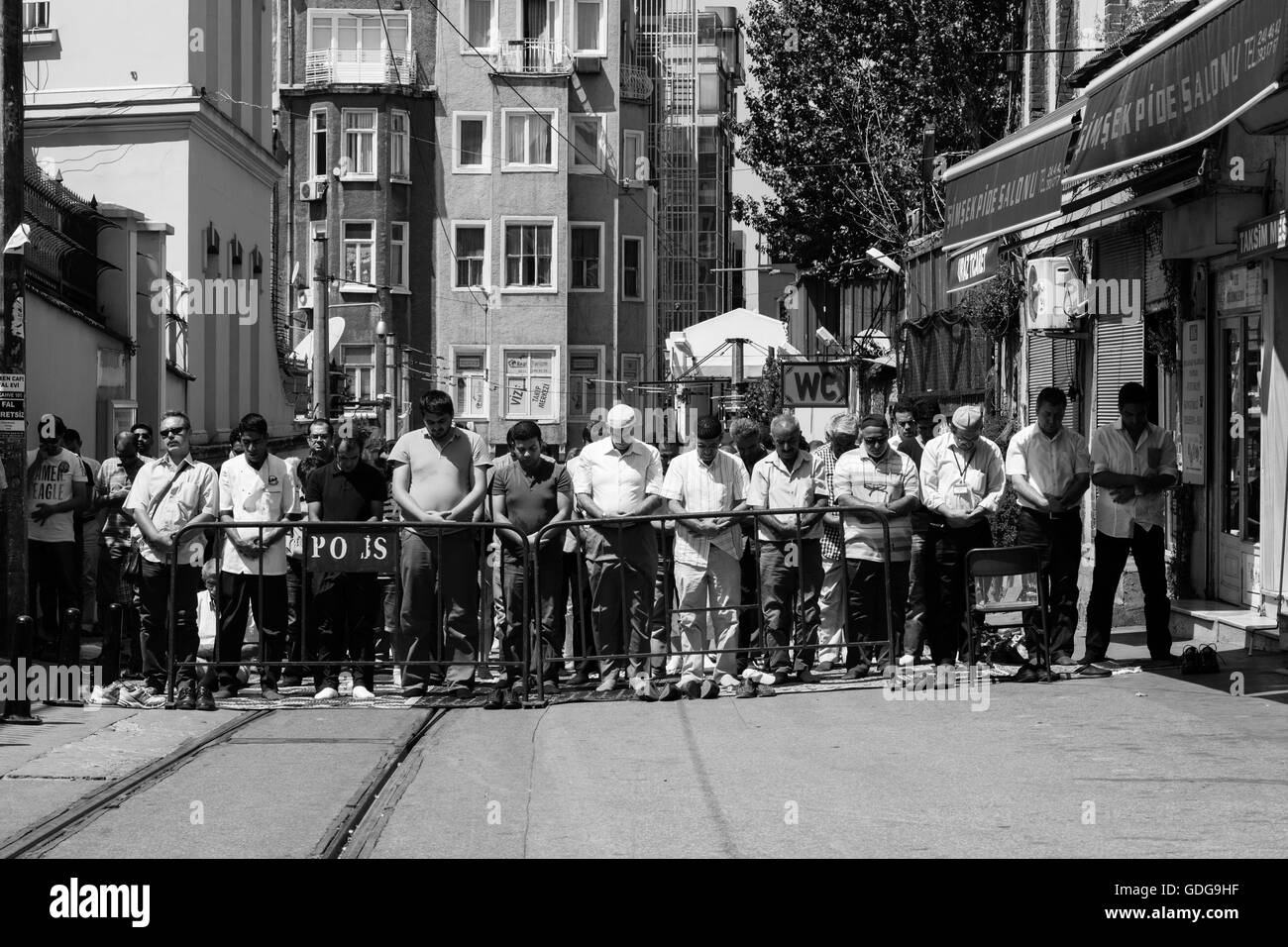 La prière de l'après-midi près de la Place Taksim, Istanbul. Banque D'Images