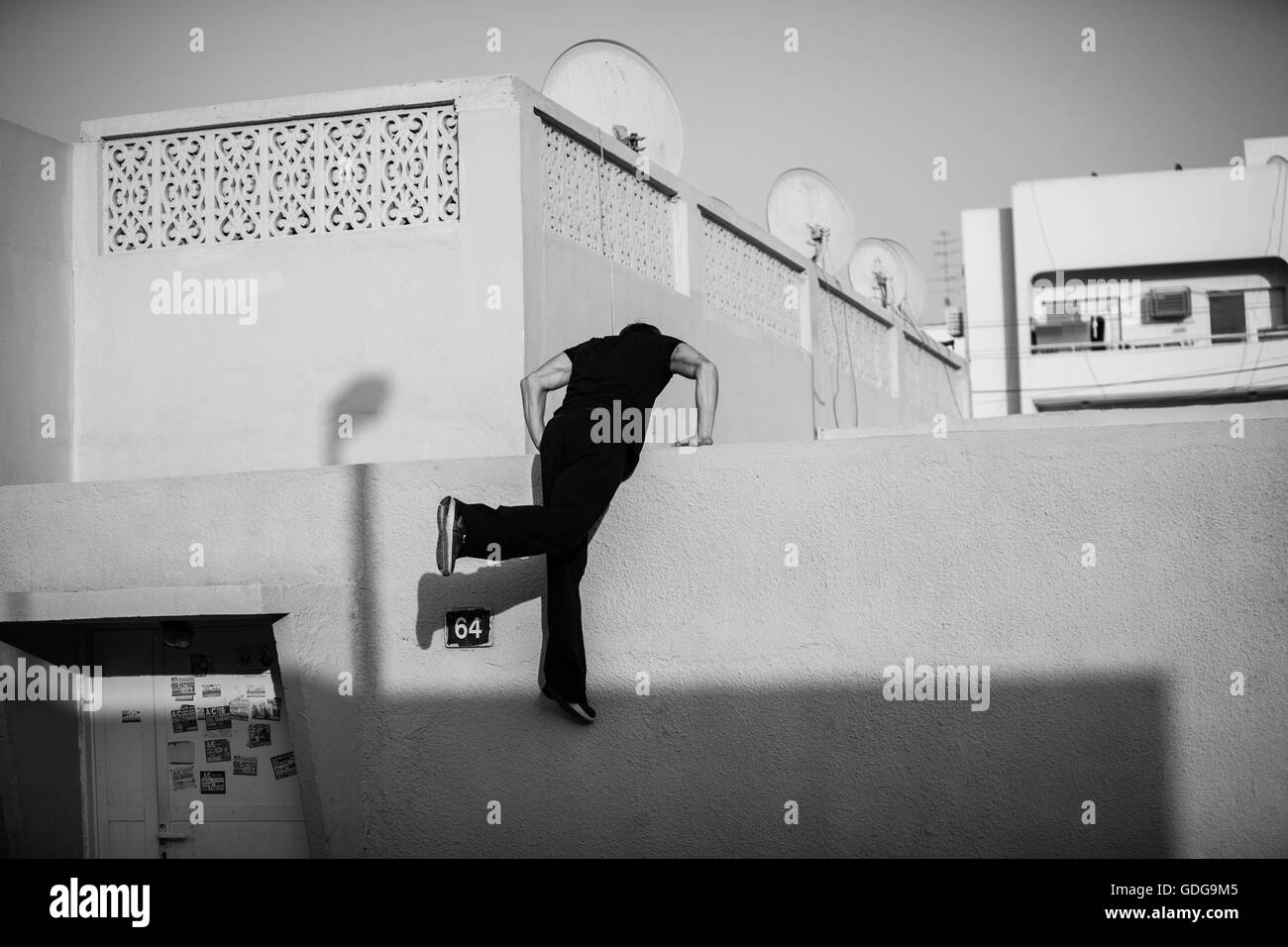 Parkour autour des zones de Satwa à Dubaï. Banque D'Images