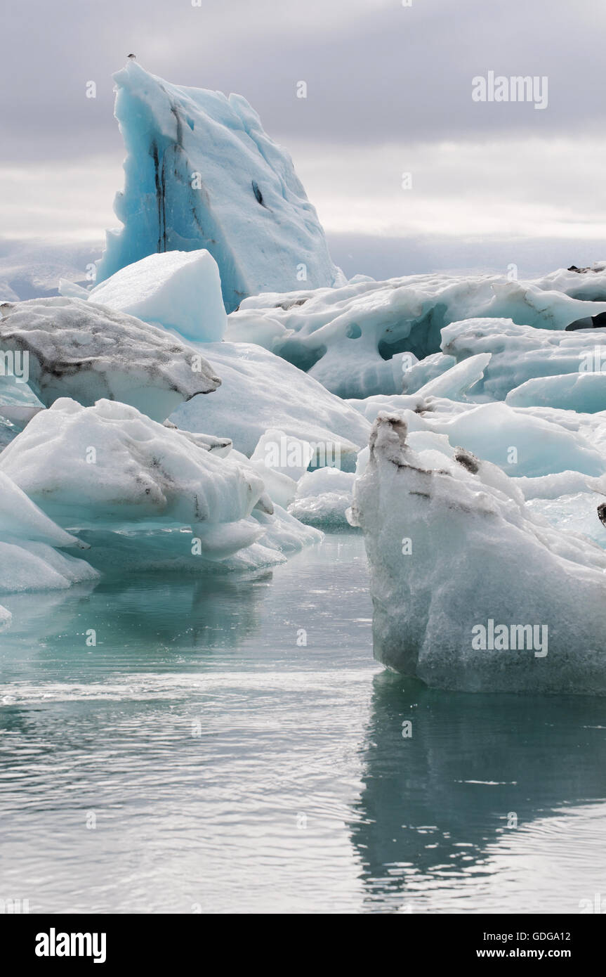 Islande : les détails de la glace, les icebergs dans la lagune glaciaire du Jökulsárlón, un lac glaciaire dans le Parc National de Vatnajökull Banque D'Images