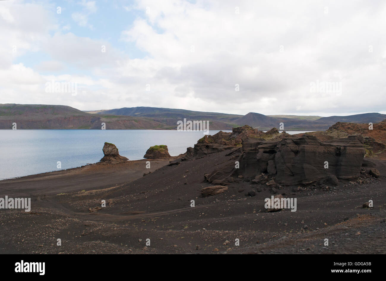 Islande : le sable noir et les roches du lac Kleifarvatn, sur la péninsule de Reykjanes et sur la zone de la fissure de la dorsale médio-Atlantique Banque D'Images