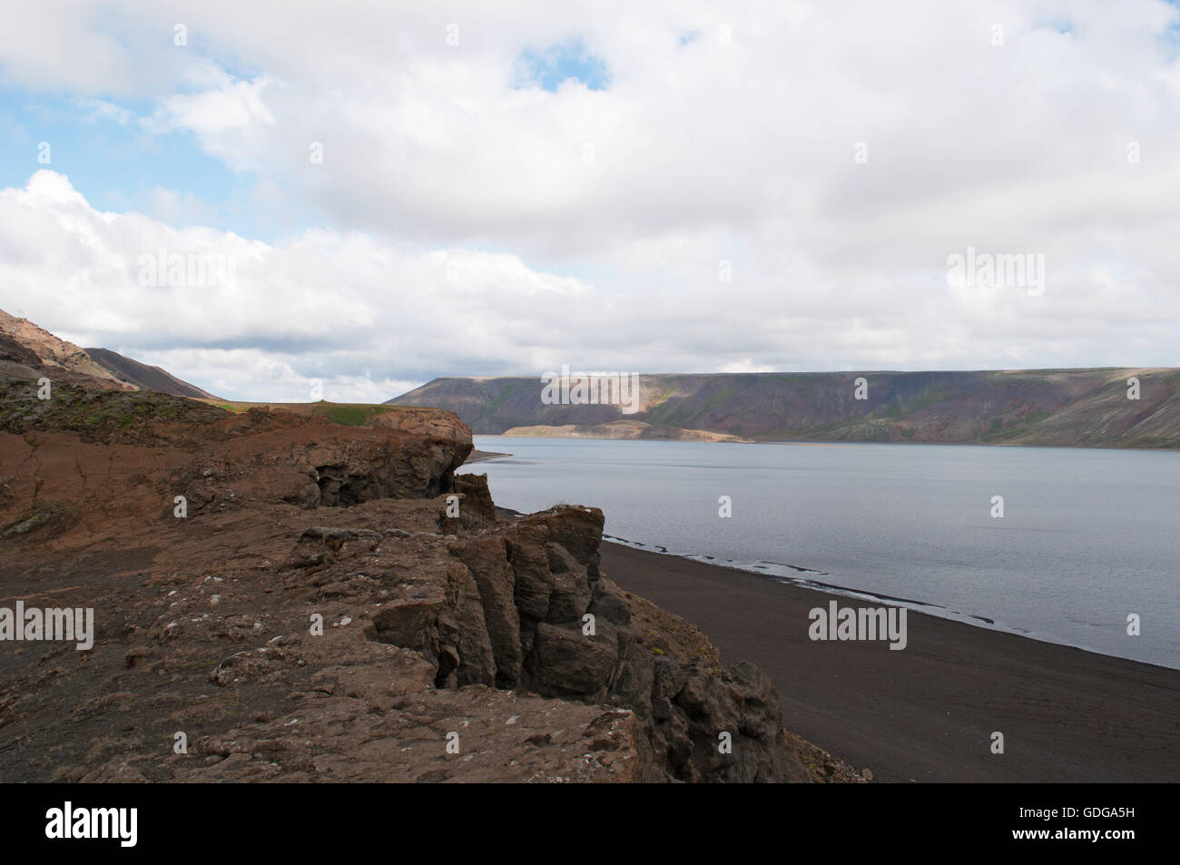 Islande : le sable noir et les roches du lac Kleifarvatn, sur la péninsule de Reykjanes et sur la zone de la fissure de la dorsale médio-Atlantique Banque D'Images
