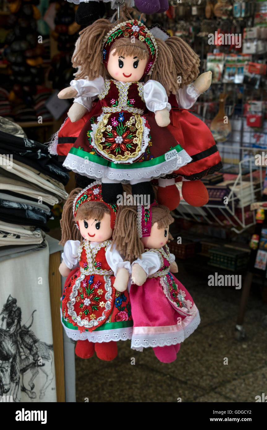 Poupées hongrois en vente sur une boutique touristique à Budapest, Hongrie. Banque D'Images