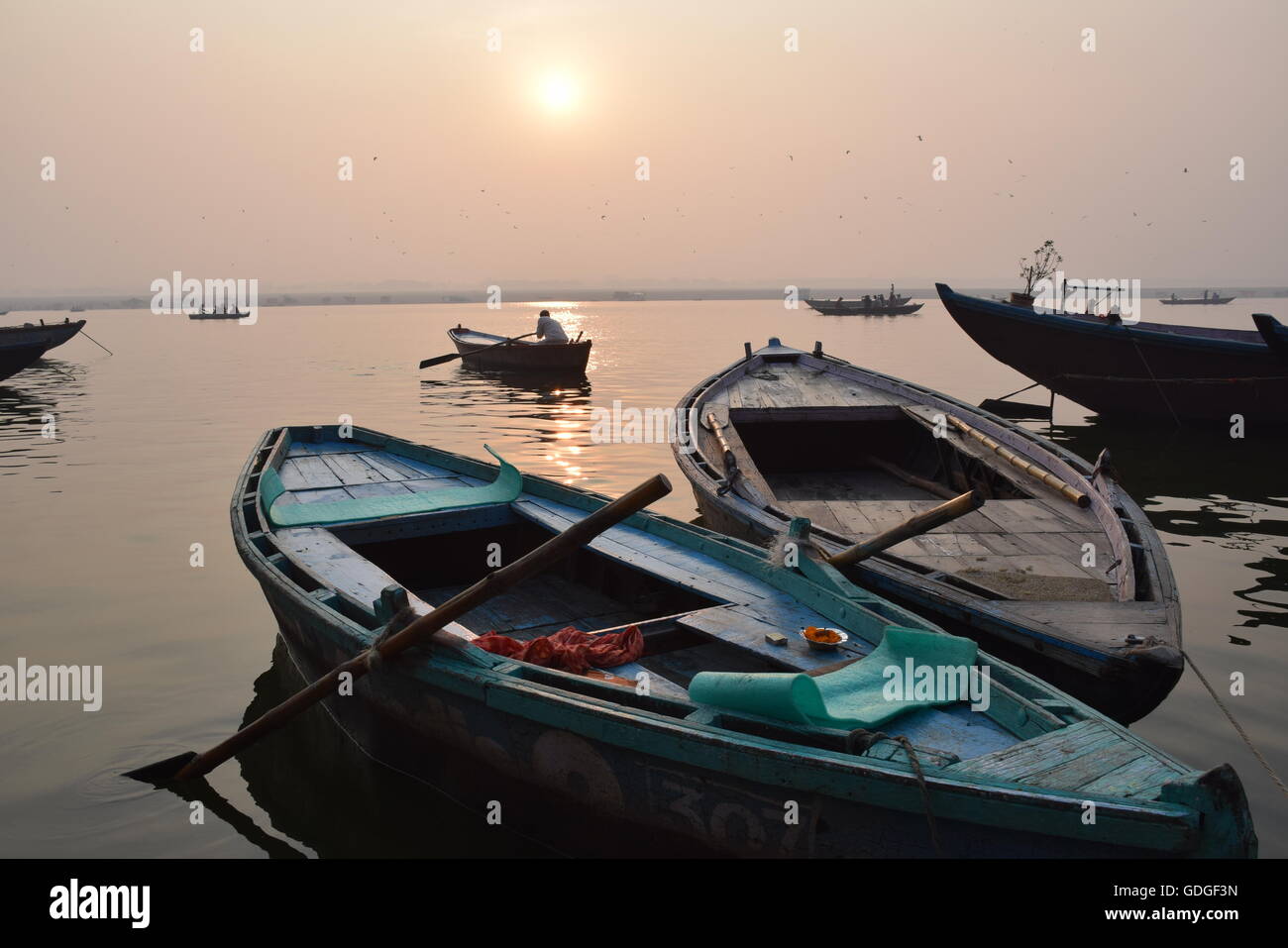 Lever du soleil avec des bateaux sur le fleuve Ganga, Varanasi, Inde Banque D'Images