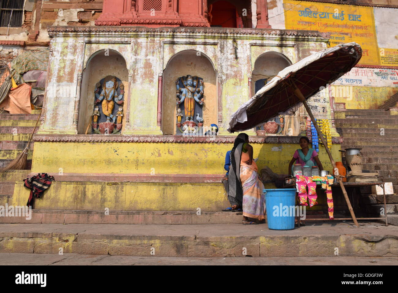 La vie quotidienne sur les ghats de Varanasi, Inde Banque D'Images