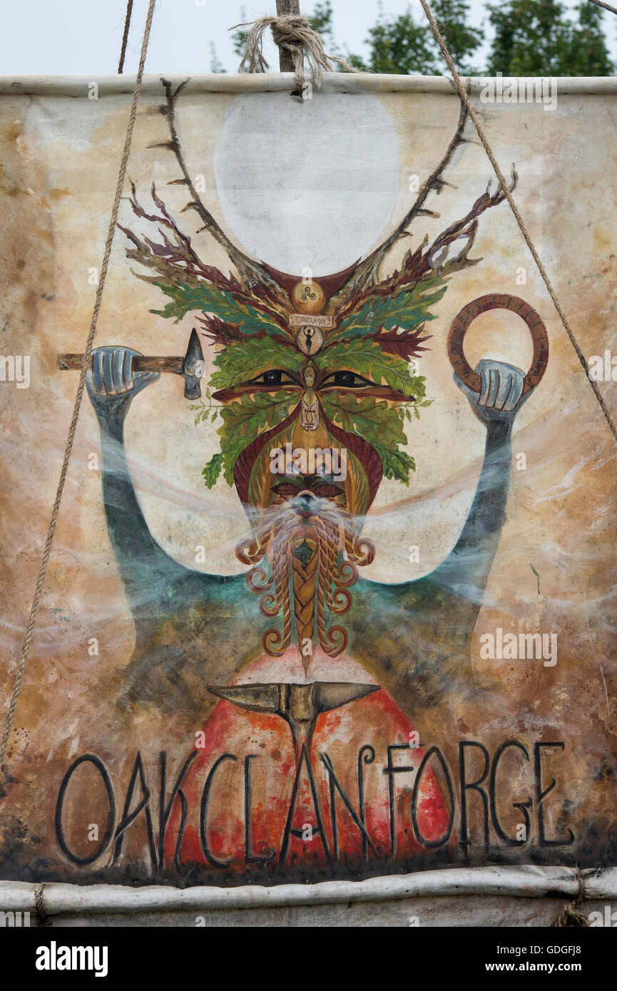 Clan chêne Forge bannière à Tewkesbury fête médiévale 2016, Gloucestershire, Angleterre. Vintage filtre appliqué Banque D'Images