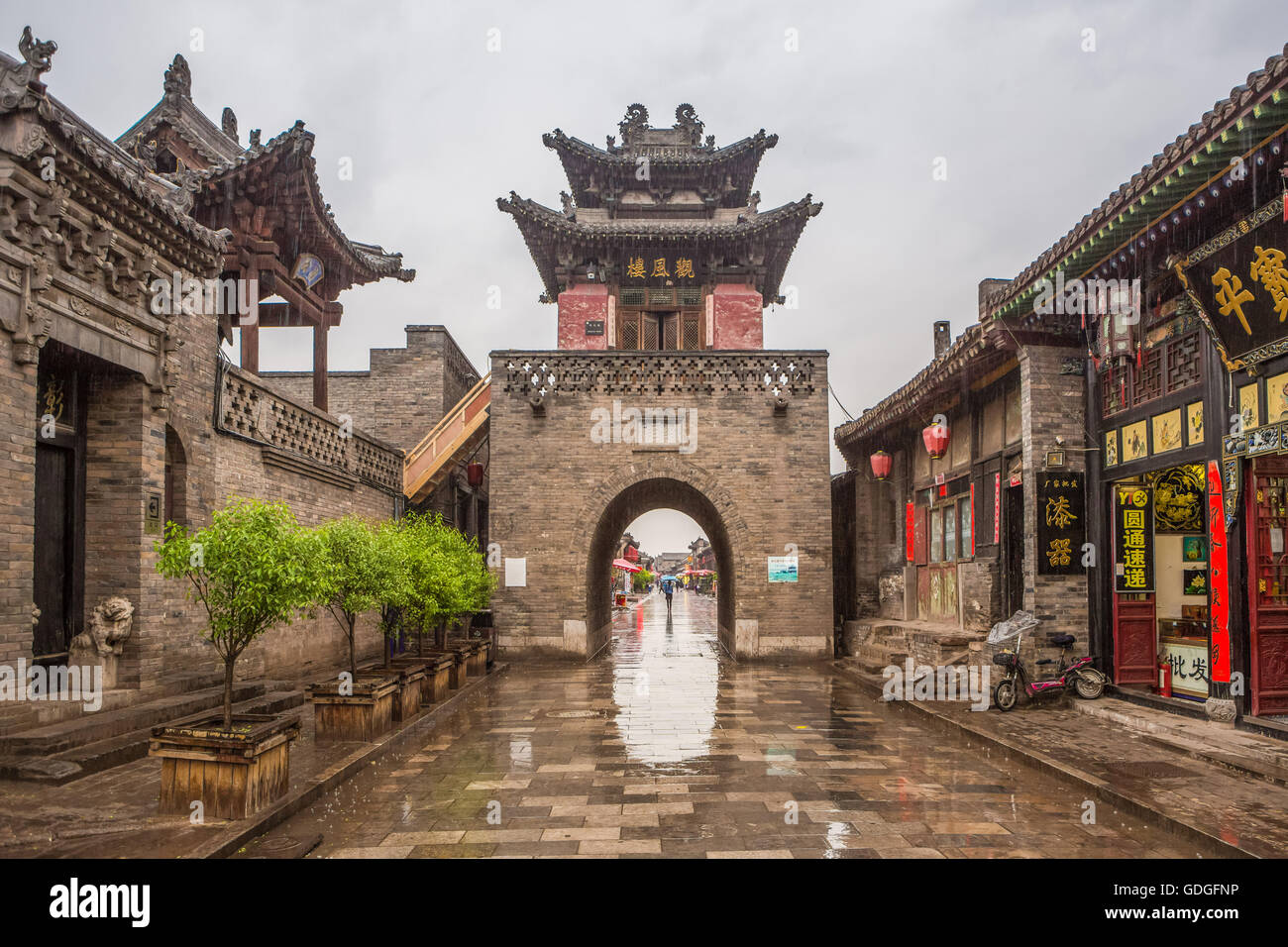 La Chine, dans la province du Shanxi Pingyao,Ville,patrimoine,Yamen Street,Gate près de l'ancien Gouverneur, Banque D'Images