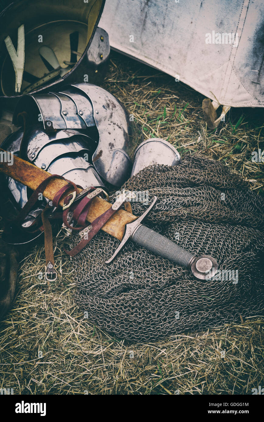 Lancastre médiéval knights sword, chain mail et armor à Tewkesbury fête médiévale 2016, Angleterre. Vintage filtre appliqué Banque D'Images