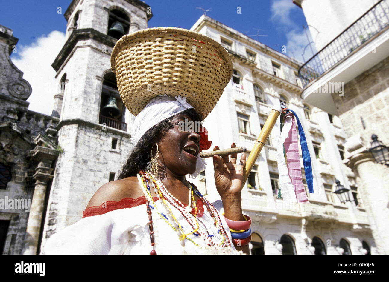 Une femme à la Plaza de la Catedral, dans la vieille ville de la ville de La Havane à Cuba dans la mer des Caraïbes. Banque D'Images