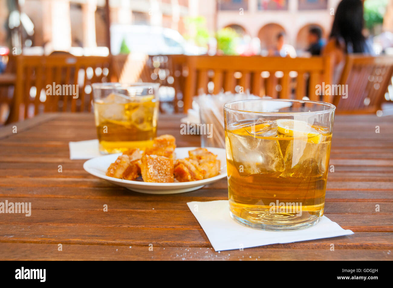 Deux verres de boisson gazeuse et tapa dans une terrasse. L'Espagne. Banque D'Images