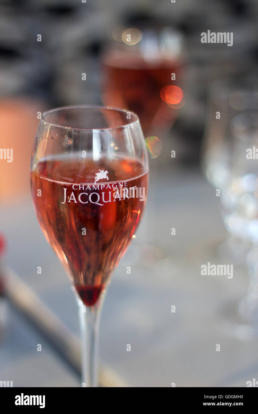 Un petit verre de Champagne Rose Banque D'Images