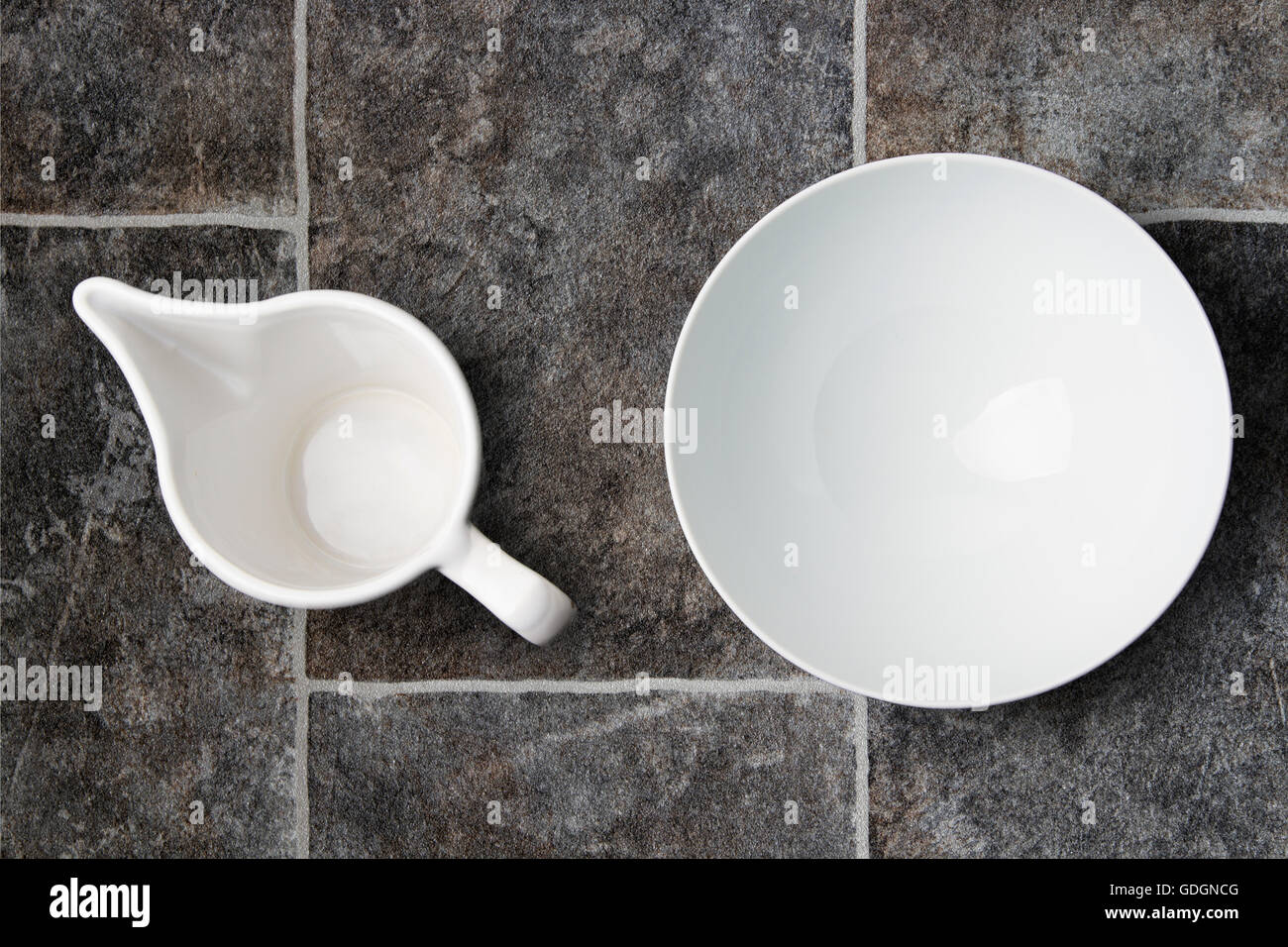 La porcelaine blanche verseuse et bol sur un fond de pierres naturelles Banque D'Images