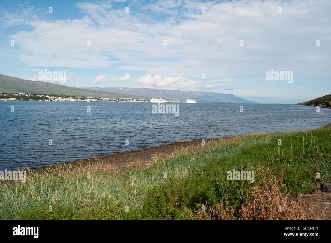 Islande : vue sur le fjord d'Akureyri, capitale du nord de l'Islande situé à la tête d'un long fjord entouré par de hautes montagnes Banque D'Images