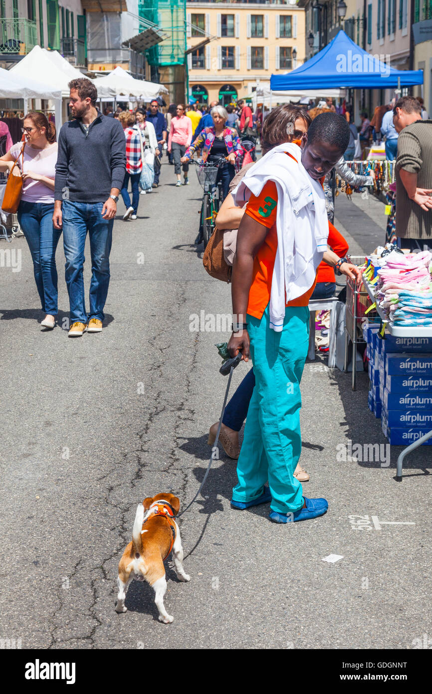 Couple avec un chiot en laisse en le marché de la rue de Carouge à Genève Banque D'Images