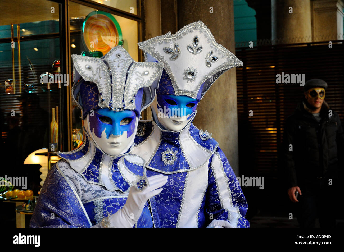 Les personnes portant des masques de carnaval de Venise. Banque D'Images