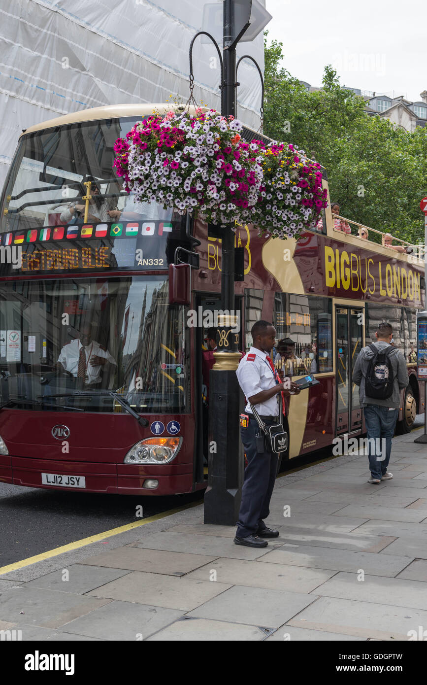 Tour bus stationné dans Pall Mall, Londres. Banque D'Images