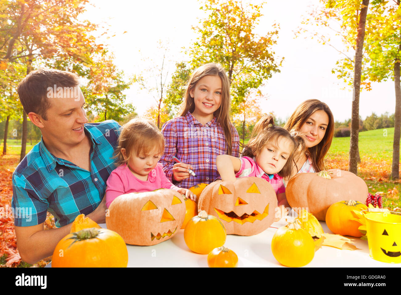 Famille avec enfants préparer les citrouilles pour l'Halloween Banque D'Images