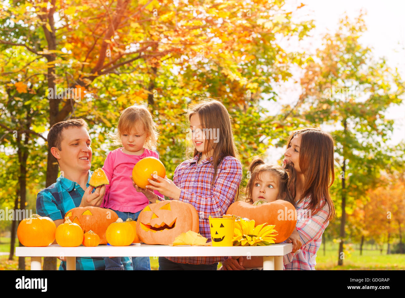 Famille avec trois enfants à se préparer pour l'Halloween Banque D'Images