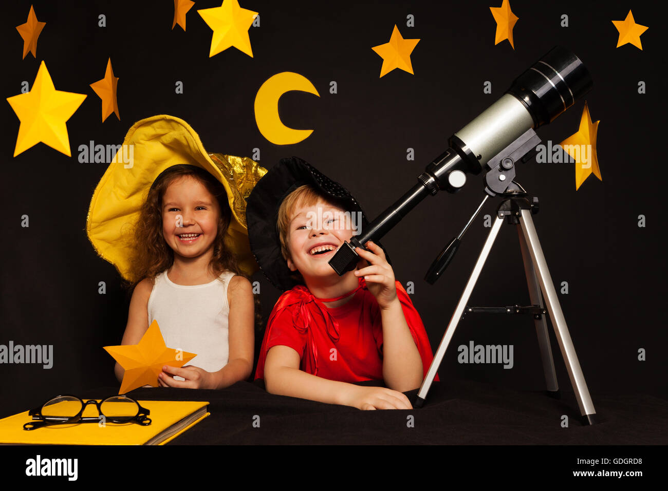 Heureux cinq ans les enfants jouant programme météo Banque D'Images