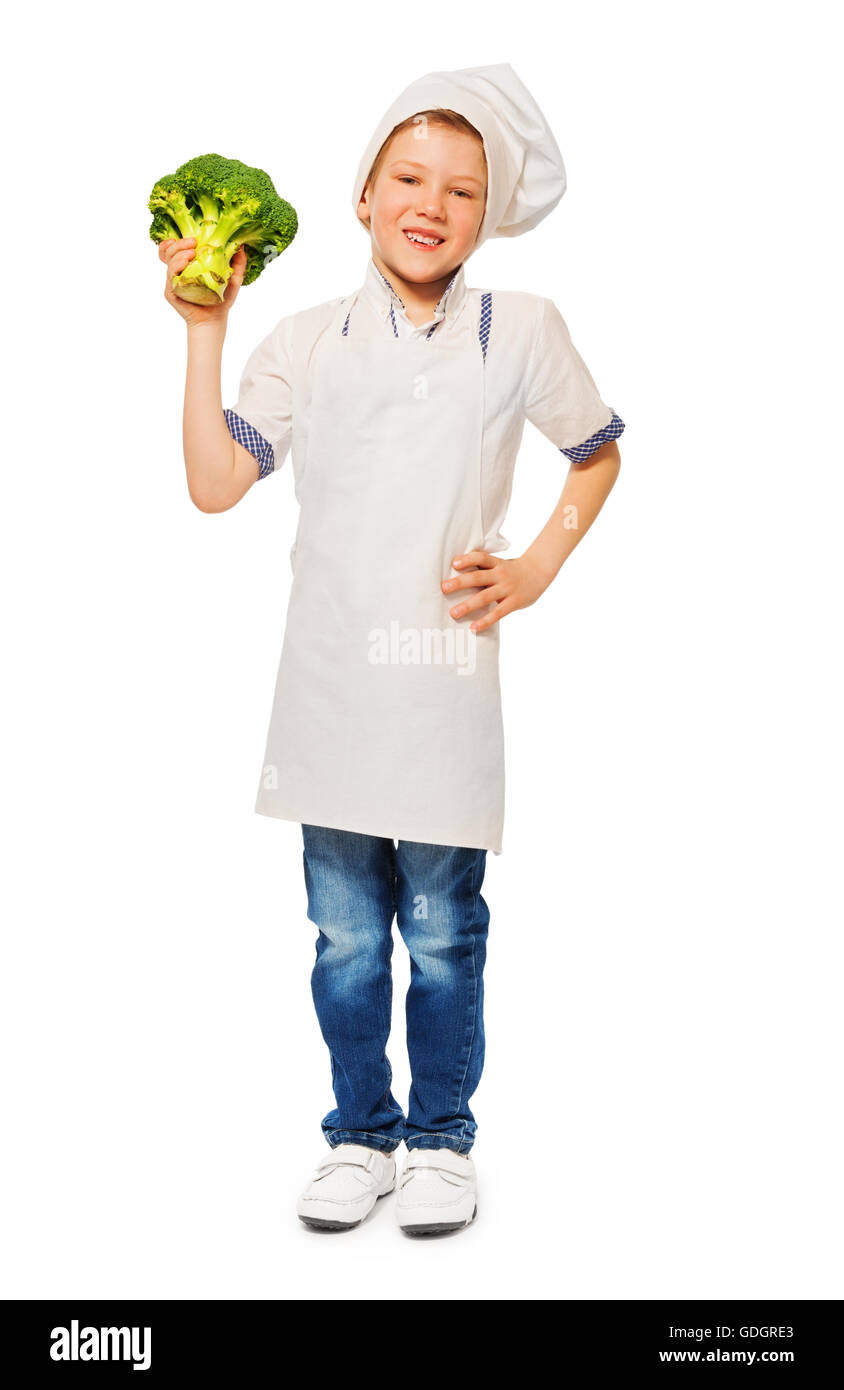 Happy boy dans l'uniforme de cook holding fresh broccoli Banque D'Images