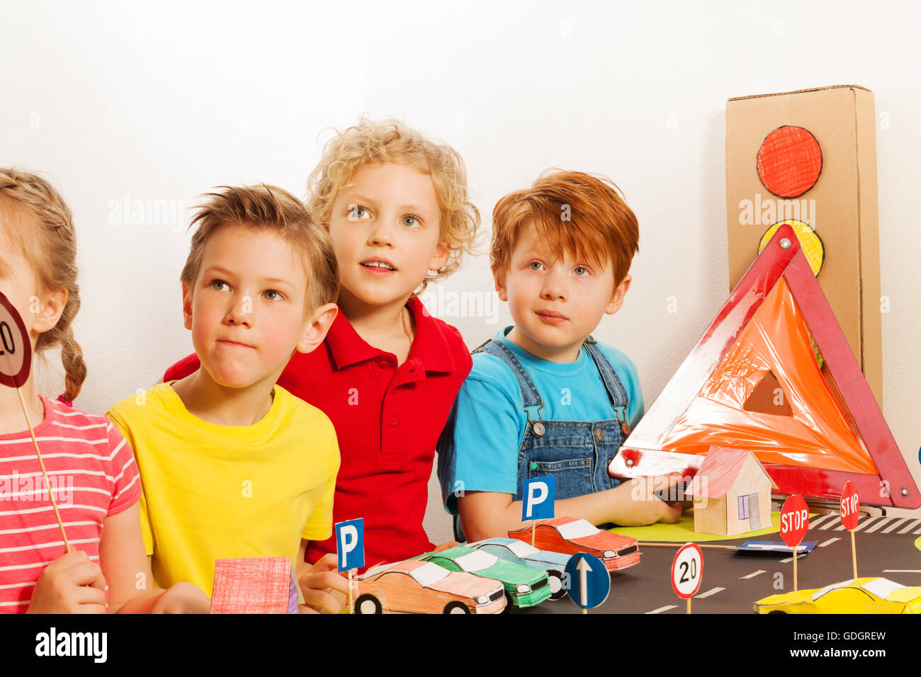 Smart kids à la leçon de la sécurité routière Banque D'Images