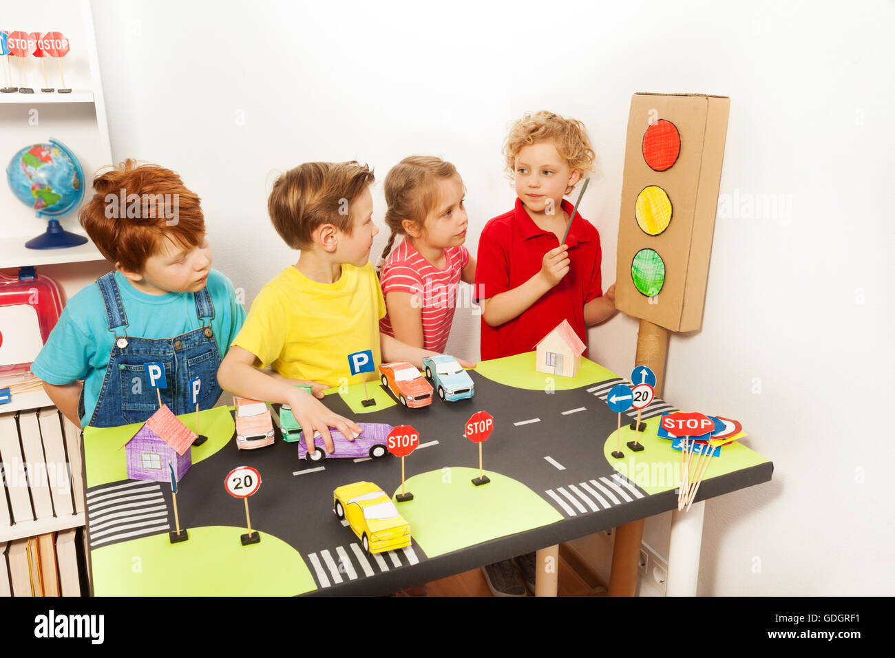 Quatre enfants l'étude de l'autoroute ou Code de la route Banque D'Images