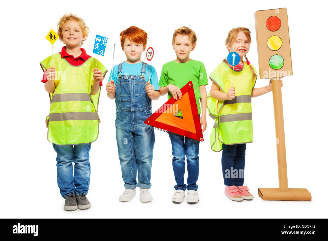 Groupe de quatre enfants qui étudient les règles de sécurité routière Banque D'Images