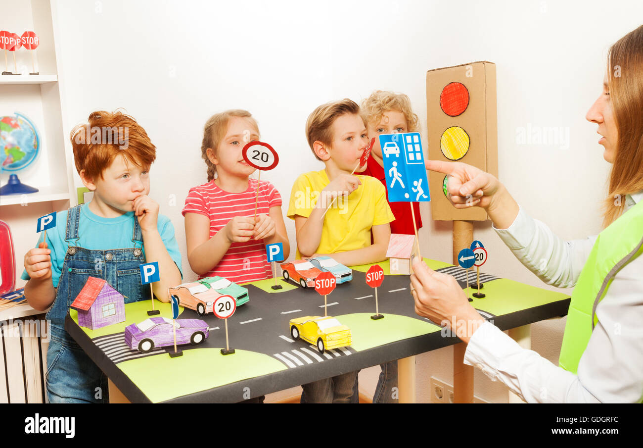 Leçon de sécurité routière dans le jardin d'enfants Banque D'Images
