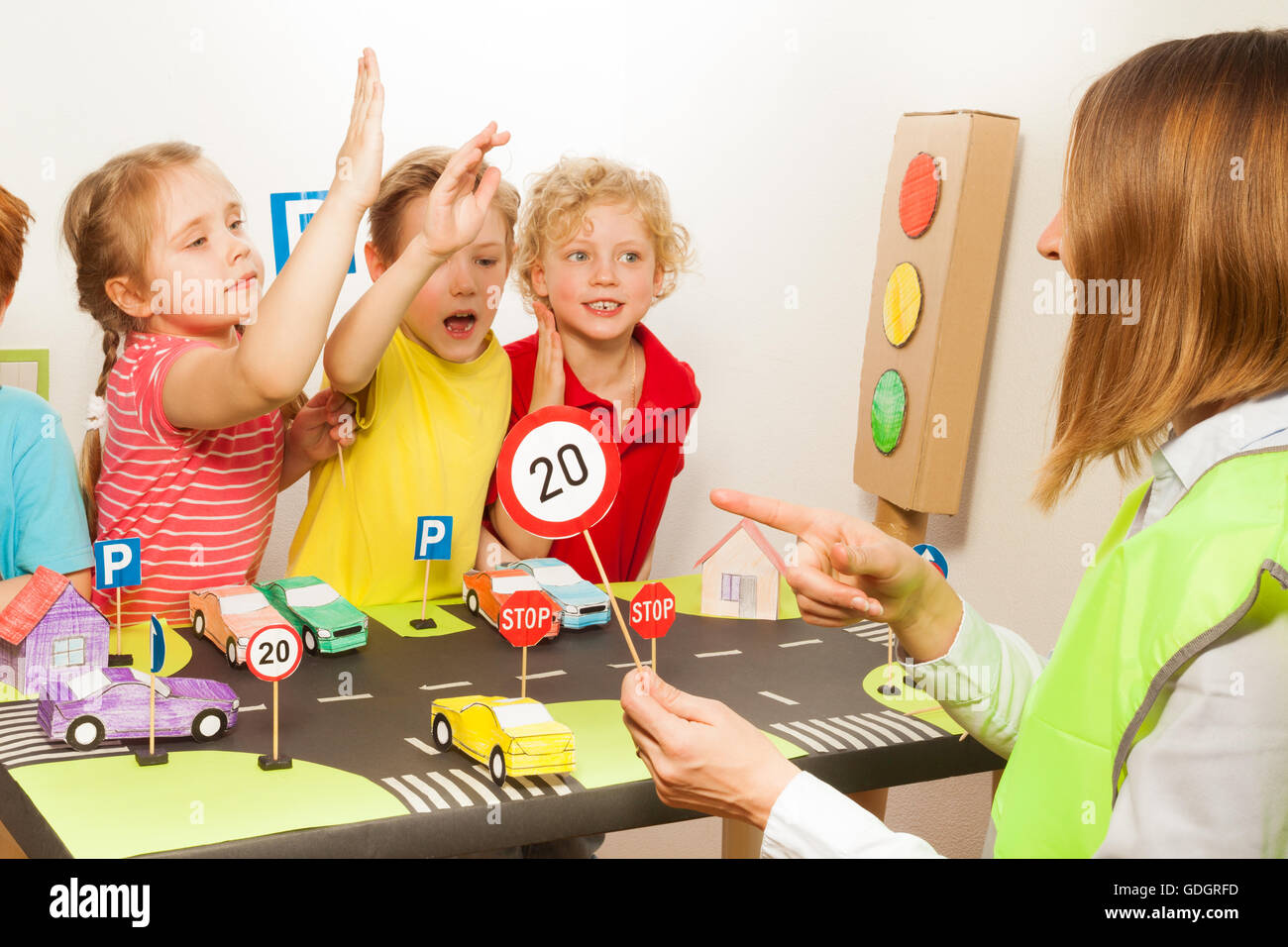 Smart enfants heureux d'étudier les règles de la réglementation de la circulation Banque D'Images