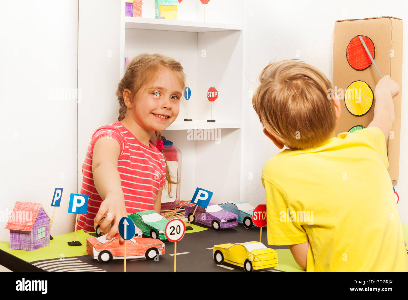 Les enfants s'amusant à jouer avec les voitures et signs Banque D'Images