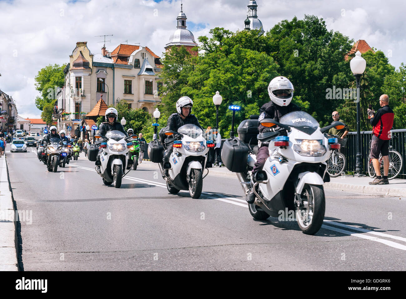 La police polonaise convoi moto sur un pont avec une vue sur la vieille  ville de tours à l'arrière-plan Photo Stock - Alamy