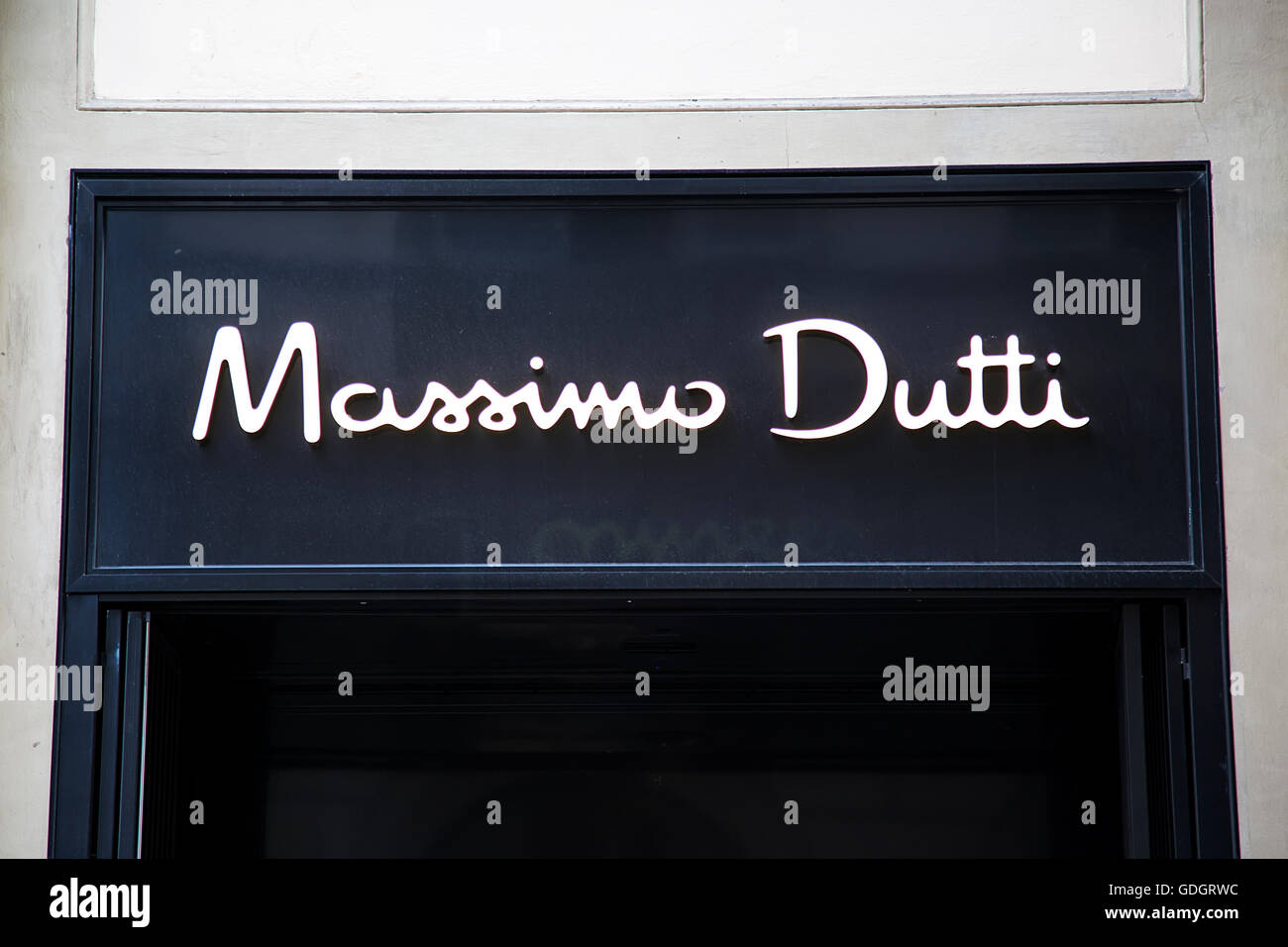 Voir à Massimo Dutti shop à Florence, Italie Photo Stock - Alamy