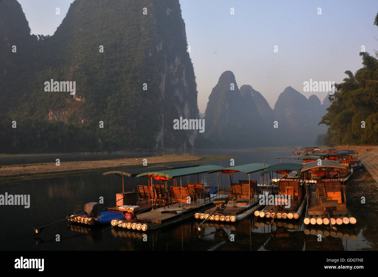 Les bateaux d'excursion sur la rive à Xingping, Guangxi, Chine Banque D'Images