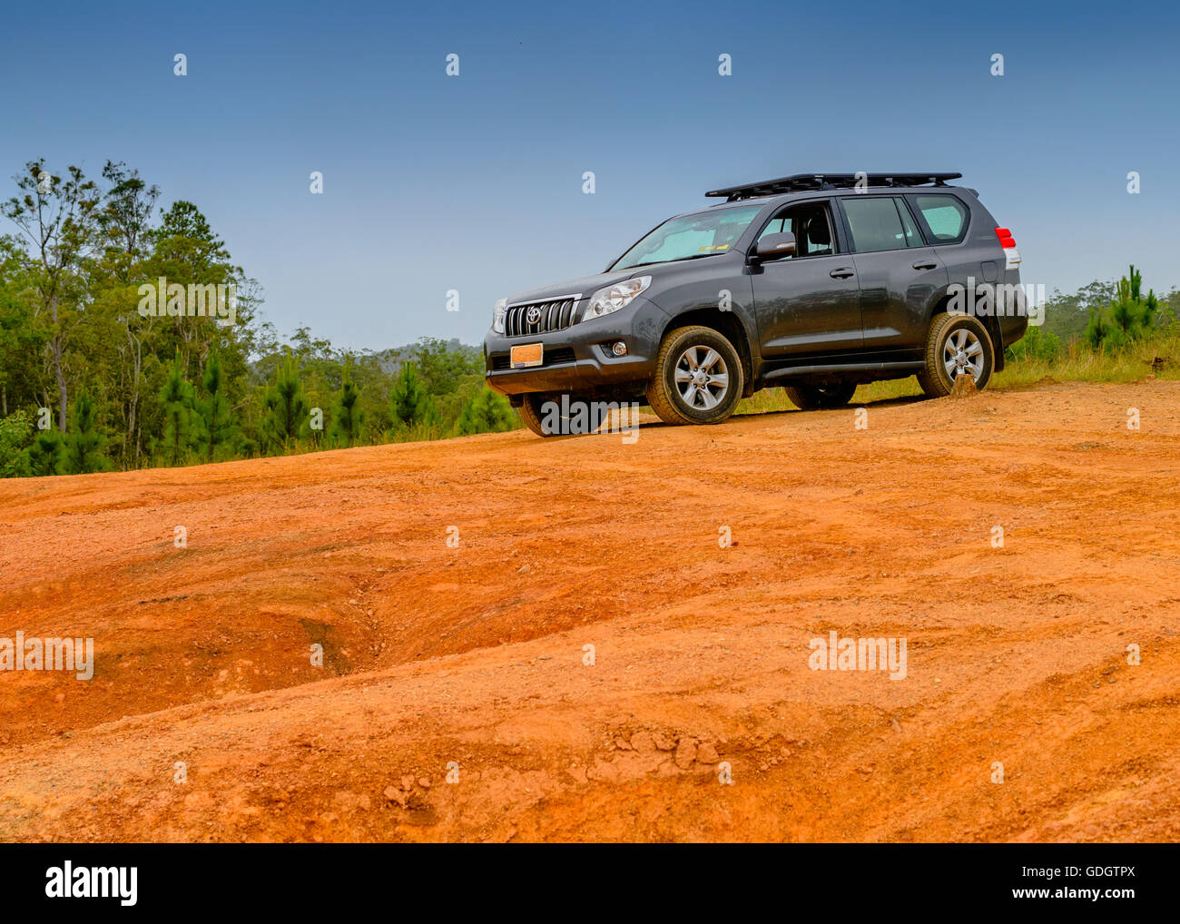 Le roi de la colline -Toyota Landcruiser Prado garé sur une colline de saleté dans le Glasshouse Mountains sur la Sunshine Coast dans le Queensland Banque D'Images