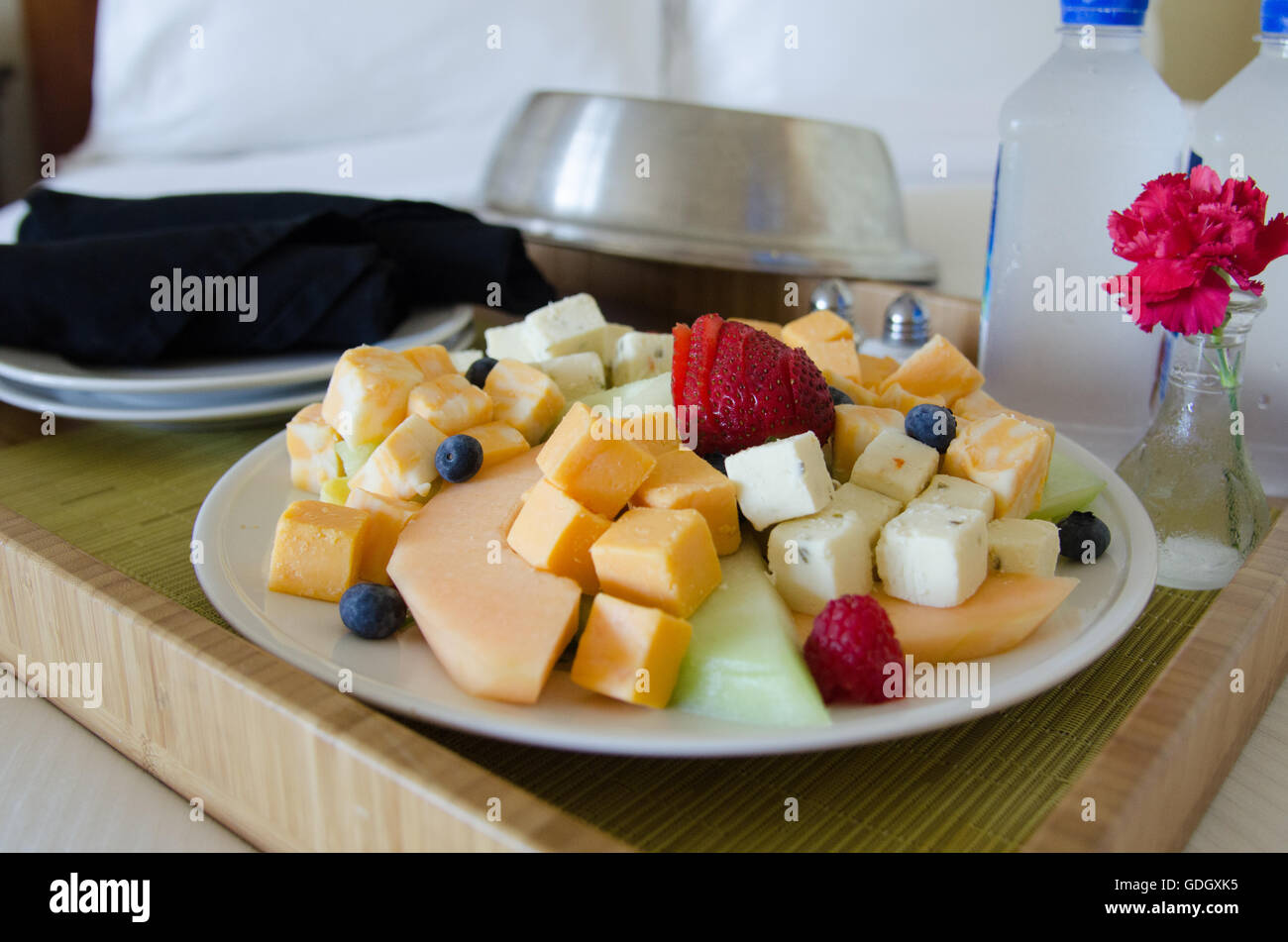 Service en chambre Plateau sur hôtel bed avec fruits et fromage Banque D'Images