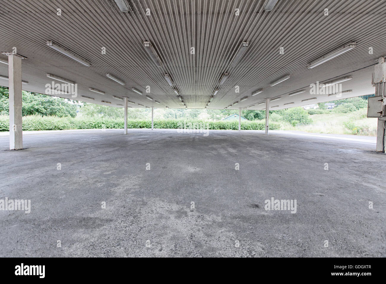 Les locaux commerciaux vides avec grand plancher de béton. Un signe de la fois financières en difficulté. Banque D'Images