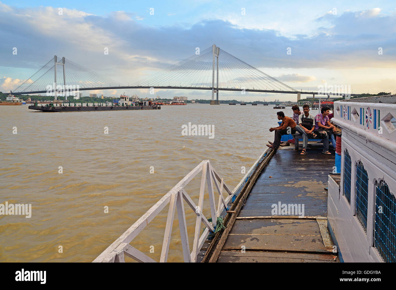 Service de traversier sur la rivière Hooghly avec deuxième pont à Hooghly, Kolkata, West Bengal, India Banque D'Images