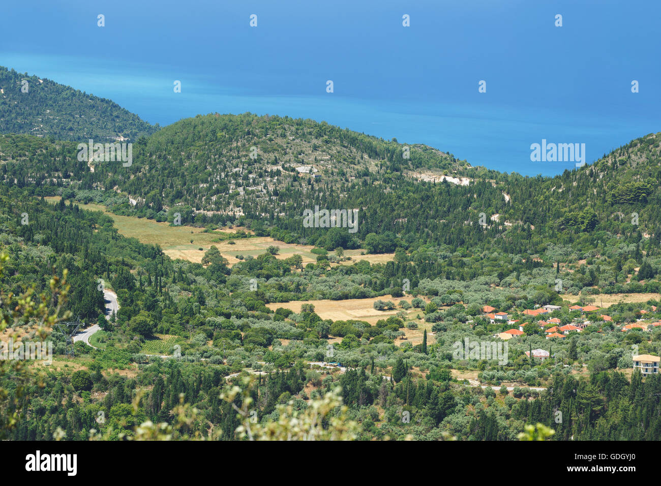 Village de Kalamitsi, Lefkada, Grèce. Vue panoramique sur le village de Kalamitsi et Lefkada coast sur une belle journée ensoleillée Banque D'Images