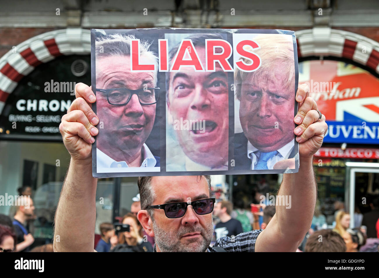 L'affiche de menteurs, Michael Gove Nigel Farage, Boris Johnson à la 'Marche pour l'Europe" de protestation anti Brexit demo à Londres Royaume-uni 2 juillet 2016 KATHY DEWITT Banque D'Images