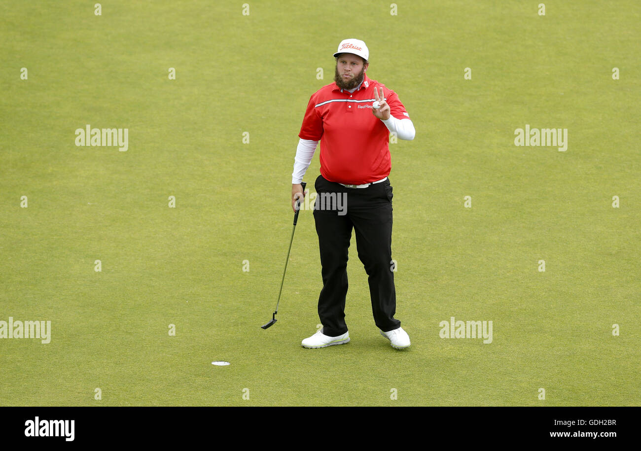 L'Angleterre Andrew Johnston reconnaît la foule sur le 17ème green au cours de la troisième journée de l'Open Championship 2016 au Royal Troon Golf Club, South Ayrshire. Banque D'Images