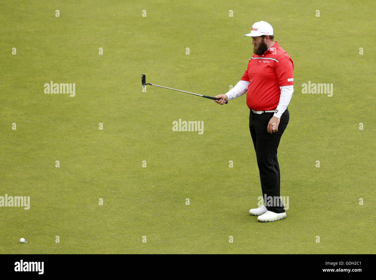 L'Angleterre Andrew Johnston s'aligne un putt sur le 17ème green au cours de la troisième journée de l'Open Championship 2016 au Royal Troon Golf Club, South Ayrshire. Banque D'Images