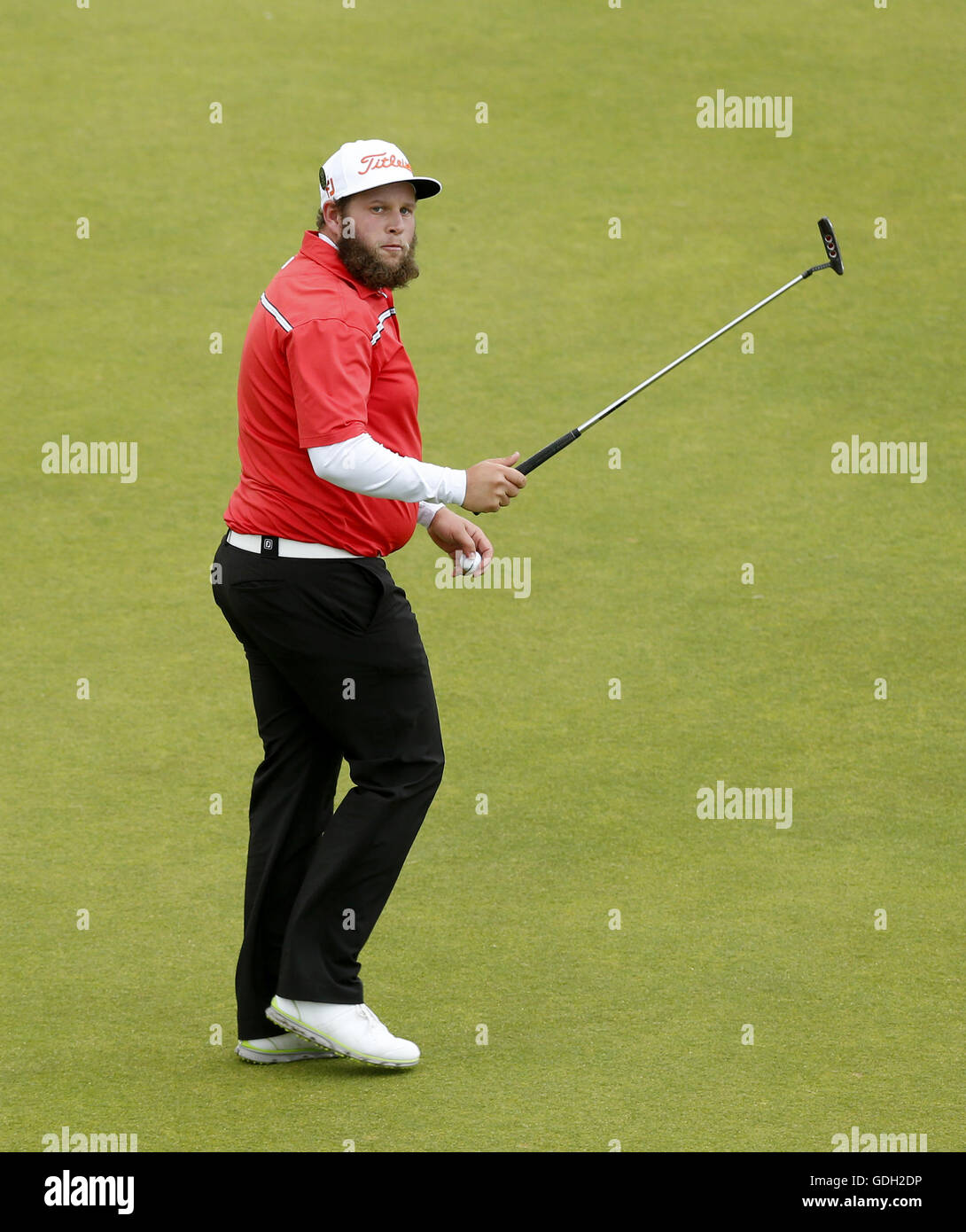 L'Angleterre Andrew Johnston reconnaît la foule sur le 17ème green au cours de la troisième journée de l'Open Championship 2016 au Royal Troon Golf Club, South Ayrshire. Banque D'Images