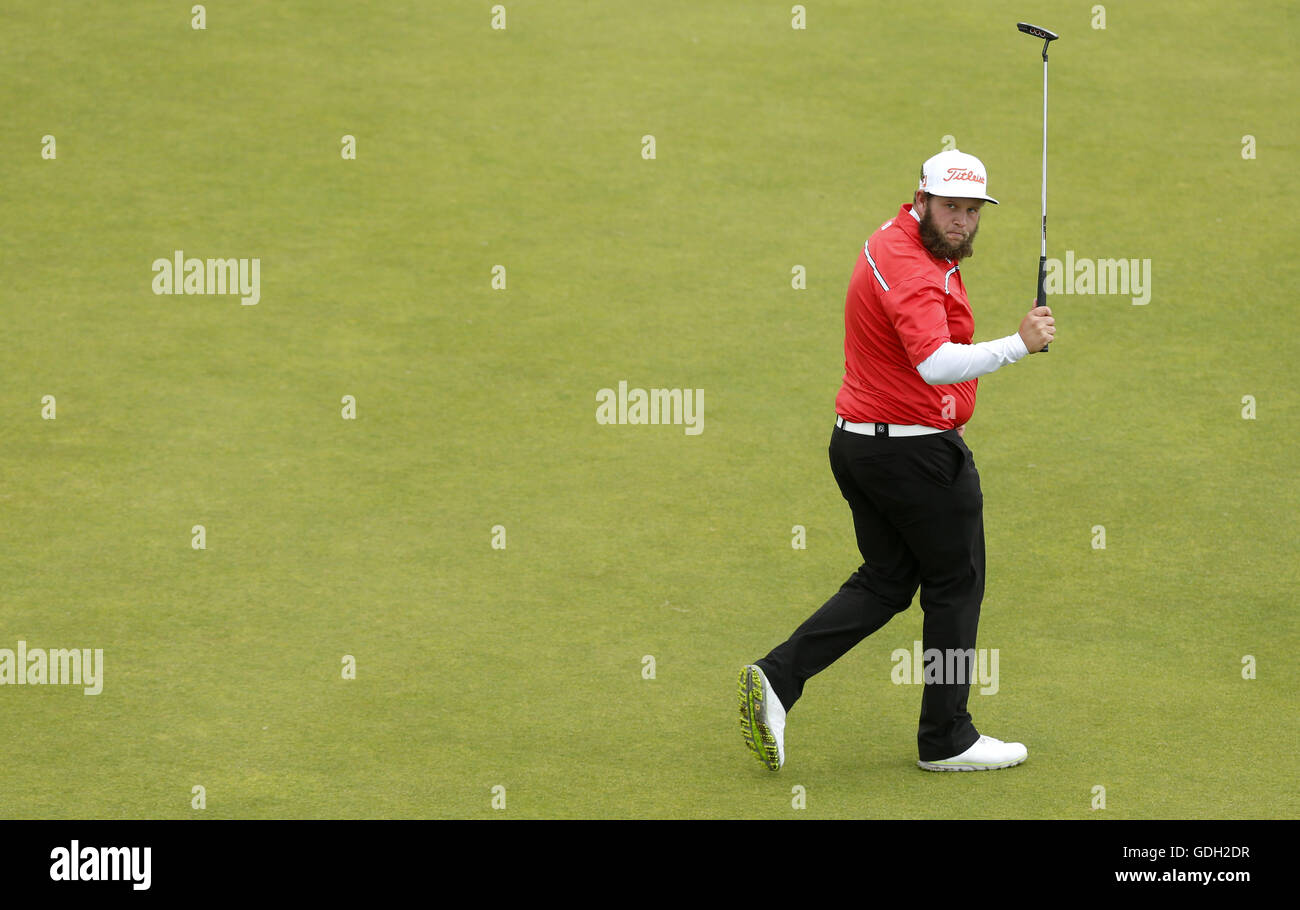 L'Angleterre Andrew Johnston reconnaît la foule sur le 17ème green au cours de la troisième journée de l'Open Championship 2016 au Royal Troon Golf Club, South Ayrshire. Banque D'Images