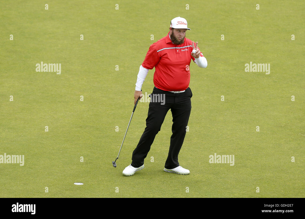 L'Angleterre Andrew Johnston reconnaît la foule sur le 17ème green au cours de la troisième journée de l'Open Championship 2016 au Royal Troon Golf Club, South Ayrshire. Banque D'Images